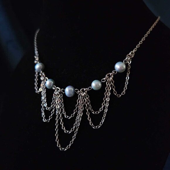Vintage mermaid silver and blue pearls draped necklace with a small silver chain - Picture 4 of 12